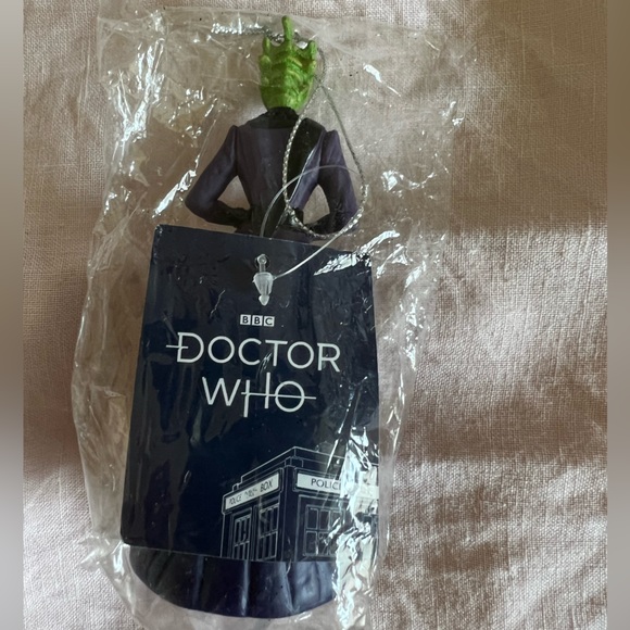 NIP Madame Vastra Ornament - Picture 2 of 4